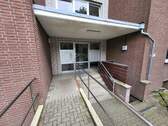 Zuwegung / Hauseingang - Vermietete 2-Zimmer-Eigentumswohnung mit Balkon und TG-Stellplatz in Bad SchwartauCleverbrück