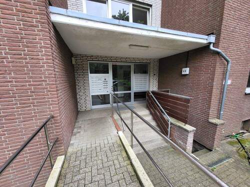 Zuwegung / Hauseingang - Vermietete 2-Zimmer-Eigentumswohnung mit Balkon und TG-Stellplatz in Bad SchwartauCleverbrück
