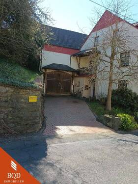 Hofeinfahrt/Hauseingang - Charmantes Haus mit Nebengebäuden und idyllischem Garten