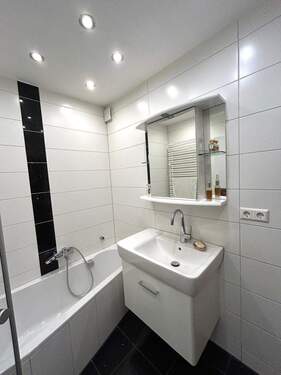 Bad mit Dusche und Wanne (2).jpg - 