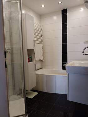 Bad mit Dusche und Wanne (4).jpg - 