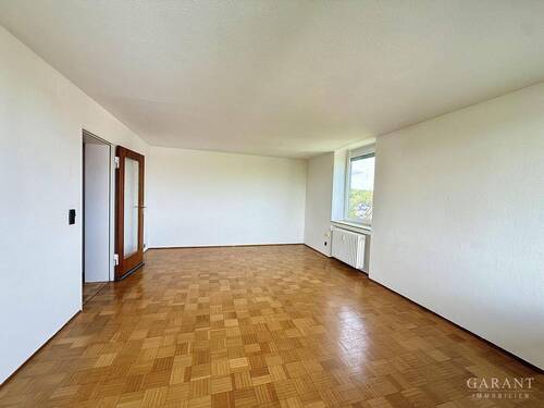 Wohnzimmer - Zentral gelegene 2 Zimmer-Wohnung mit renoviertem Bad und Balkon in Neu-Ulm