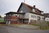 Frontansicht mit Stellplätzen - 7 Zimmer Mehrfamilienhaus, Wohnhaus zum Kaufen in Windeck