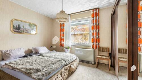 1. OG Schlafzimmer 1 - 