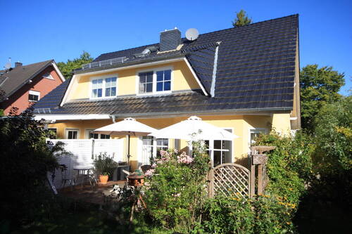 Hausansicht - Wohnen, wo andere Urlaub machen - Caputh! Sehr gepflegte Doppelhaushälfte mit sonnigem Südgarten