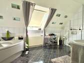 Tageslicht Dusch-/ Wannenbad (OG) - 