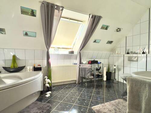 Tageslicht Dusch-/ Wannenbad (OG) - 