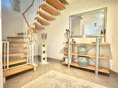 Diele mit Treppenaufgang - 5 Zimmer Doppelhaushälfte in Seelze