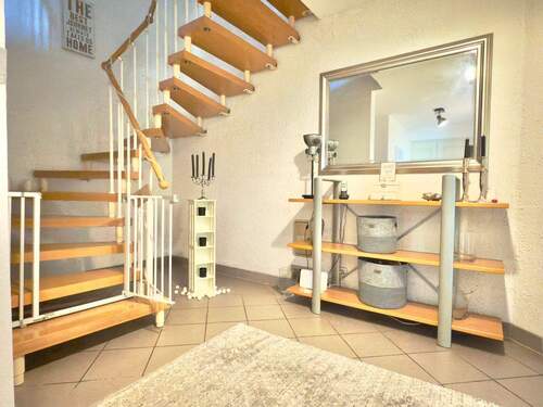 Diele mit Treppenaufgang - 5 Zimmer Doppelhaushälfte in Seelze