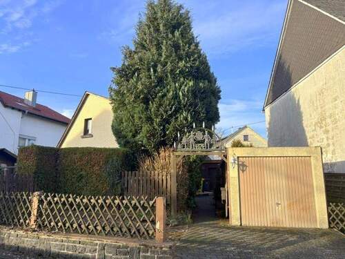 Garage und Stellplatz - 