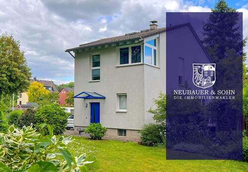 Haus Ansicht - Wohnen im Grünen: Stilvolles Einfamilienhaus mit Terrasse und Garten