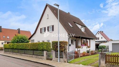 Außenansicht 3 - Zweifamilienhaus mit großem Garten, Garage und vielseitigem Potenzial
