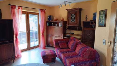 Wohnbereich mit Balkon - 3 Zimmer Etagenwohnung zum Kaufen in Wertach