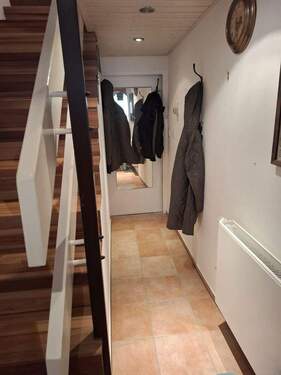 Treppenaufgang zum OG - Einfamilienhaus mit 160,00 m&sup2; in Kulmbach zum Kaufen