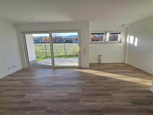 Wohnzimmer mit Zugang Terrasse.jpg - 