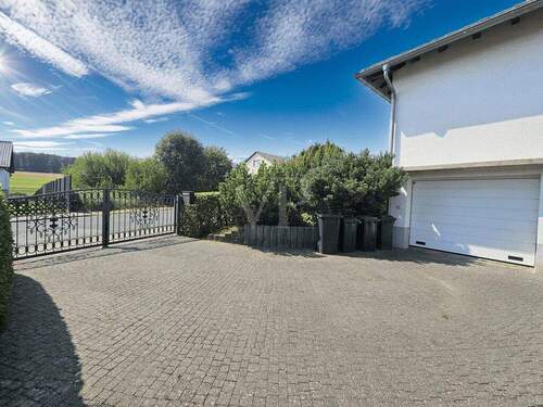 Große Einfahrt mit Garage - 