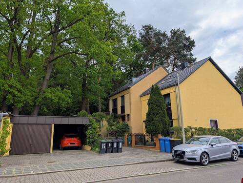Hausansicht mit Garage und Carport - 6 Zimmer Doppelhaushälfte zum Kaufen in Nürnberg