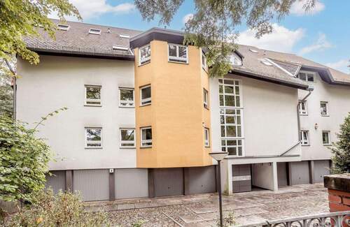 Hausansicht / Garagenstellplätze - 