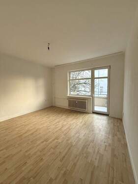 Wohnzimmer - Klassisch geschnittene 2-Zimmer-Wohnung mit Balkon und viel Potential in ruhiger Westend-Lage