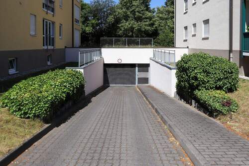 Tiefgaragenzufahrt - 