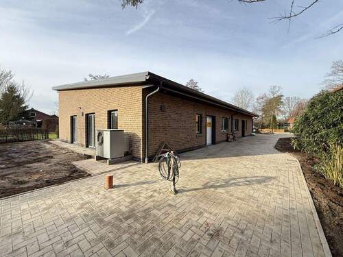 Außenansicht - 4 Zimmer Doppelhaushälfte zur Miete in Apen / Augustfehn