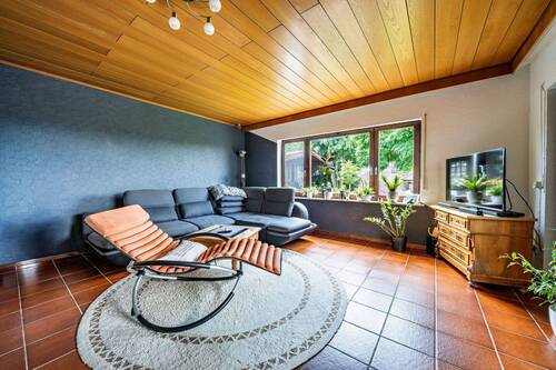 Wohnzimmer im Untergeschoss - Einfamilienhaus mit 241,10 m&sup2; in Sinsheim zum Kaufen