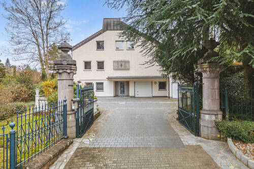 Titel - Großzügiges Einfamilienhaus mit Einliegerbüro und 2 Garagen in begehrter Südviertellage