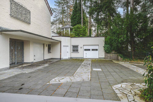 Eingangsbereich mit Ansicht Garagen - 