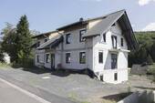 Front - 8 Zimmer Mehrfamilienhaus, Wohnhaus in Gründau