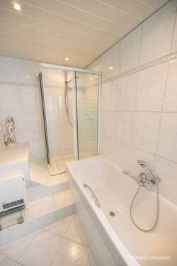 mit Wanne und Dusche - 