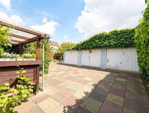 Garagenhof - (KI-bearbeitet) - 