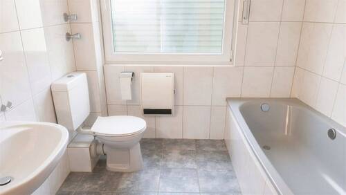 Badezimmer EG (KI-bearbeitet) - Mehrfamilienhaus, Wohnhaus mit 177,00 m&sup2; in Mülheim an der Ruhr zum Kaufen