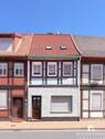 Vorderansicht - Reihenhaus in zentraler Lage - 98.000,00&nbsp;EUR Kaufpreis, ca.&nbsp; 102,00&nbsp;m&sup2;&nbsp;Wohnfl&auml;che