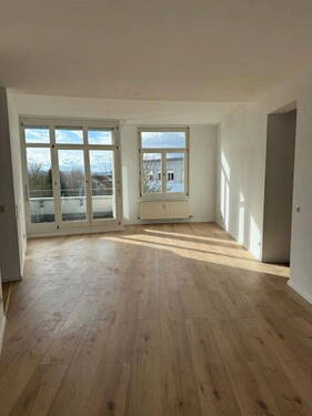 Wohnzimmer - RENOVIERTE 3-Zimmerwohnung mit 2 Balkonen