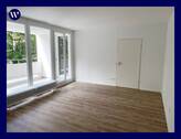 Wohnen - **Frisch renoviert** Zentrale Lage, 2 Zimmer, Balkon, guter Schnitt, Aufzug, Stellplatz