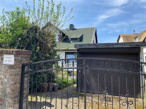 Garage mit Blick zum Objekt - 