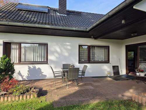 Gartenansicht - vermietetes Zweifamilienhaus mit Garage in Hangelar