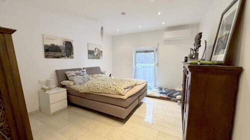 Schlafzimmer (EG links) - 