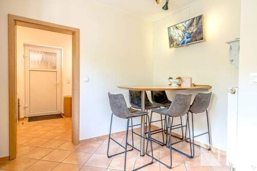 Küche mit Sitzplatz und angr. HWR - 