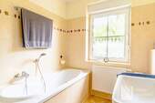 Tageslicht-Vollbad mit Dusche - 