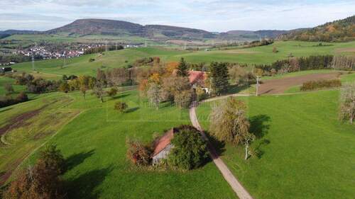 Luftaufnahme - Historischer Doppelbauernhof in traumhafter Alleinlage mit weitem Fernblick und außergewöhnlichem Entwicklungspotenzial !