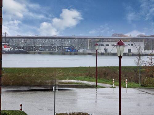 Blick auf Seekanal + Passagierkai vom Nord-Westbalkon - Etagenwohnung mit 59,60 m² in Rostock zum Kaufen