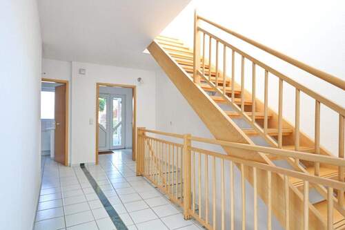 Flur und Treppe ins Obergeschoss - 