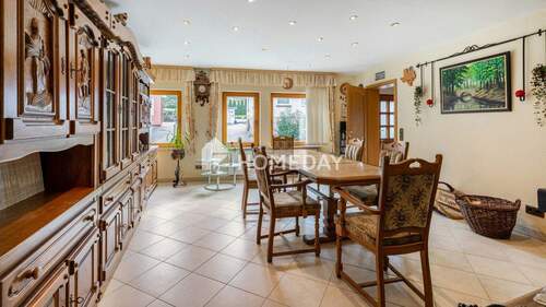 Haus 2 EG Wohnzimmer 1 - 2 Häuser: viel Potenzial, Scheune & großes Grundstück - ideal für Mehrgenerationenwohnen & Anleger