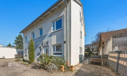 Eingangsseite - 5 Zimmer Doppelhaushälfte zum Kaufen in Karlsruhe