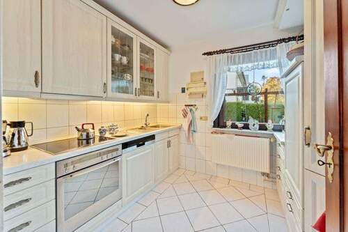 Freundliche Einbauküche - 5 Zimmer Einfamilienhaus in Preetz