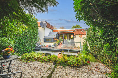 Titelbild - Haus- in Haus Feeling inklusive! Moderne Eigentumswohnung mit kleinem Garten und PKW-Stellplatz