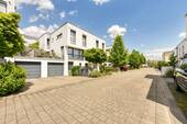 Haus & Straße v. S-W - +++ Wohlfühlhaus - 1-Familien-DHH - neu- & hochwertig - SüdWest-Ausrichtung - integrierte Garage & Stellplatz davor +++