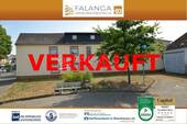 Titel Hausansicht Strassenseite - FALANGA IMMOBILIEN - Zwei Wohnheiten zum Preis von EINER! Für Großfamilien od. Vermietung an Monteure, etc.!