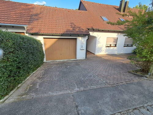 Haus & Garage Eingang Vorne - 6 Zimmer Doppelhaushälfte in Reichertshausen